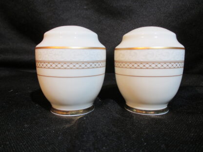 Mikasa Heirloom Gold L3430 Shaker - Salt & Pepper